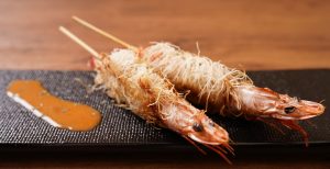 Kadaif roll skewers of headed shrimp -Americanene sauce-